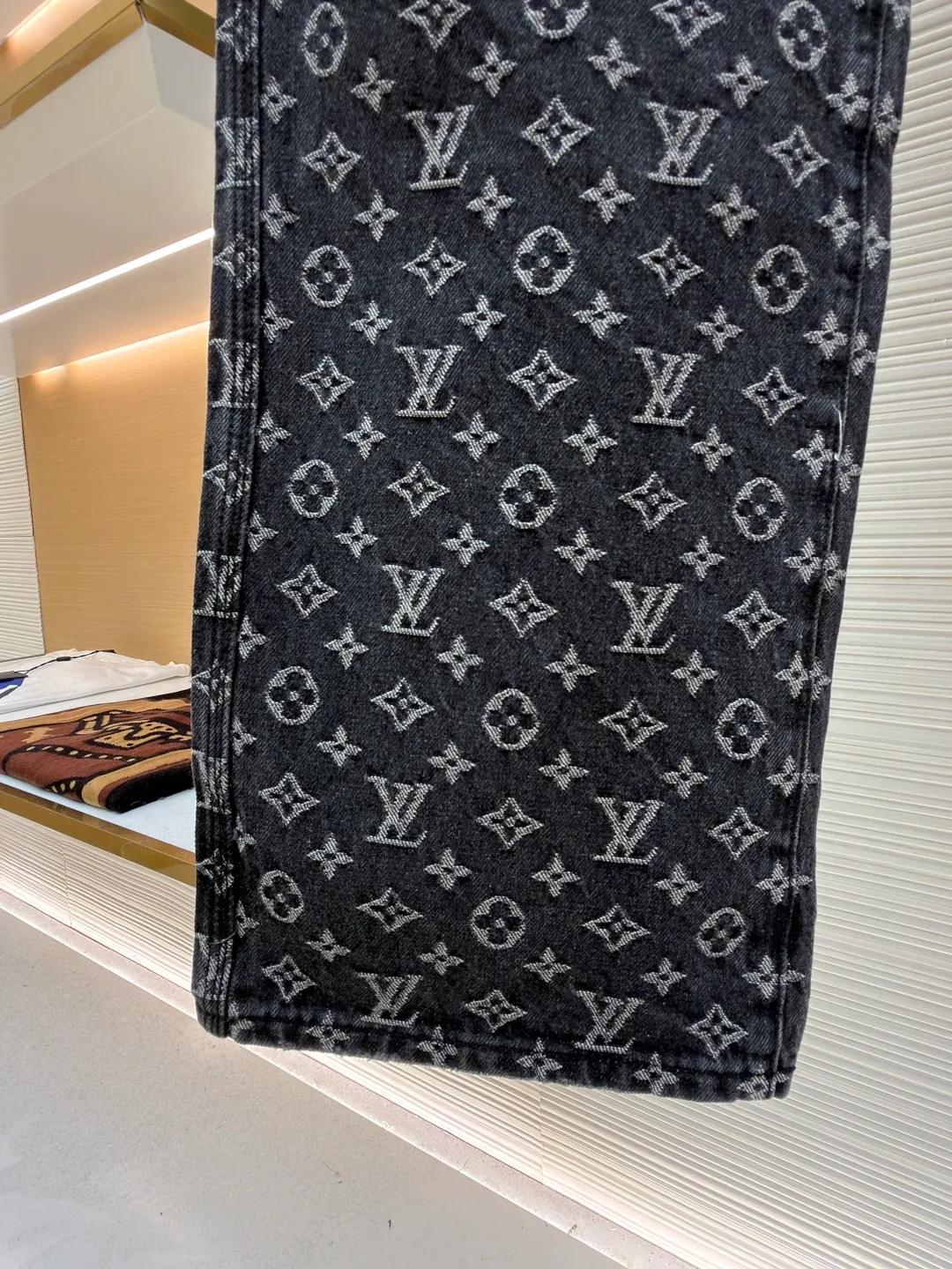 LOUIS VUITTON limited torn jacquard red man embroidered jeans ●Authentic product: purchased and developed for 15500 ●Item number: 1681037-B05 ●Fabric: denim fabric ●Technology: jacquard production ●Version: loose fit ●Weight: about 940 grams ●Size: 30-32-34-36 ●Description: The denim fabric is made of 100% cotton and classic double-sided jacquard with jacquard technology; it is woven with high-density equipment imported from Italy, with clear texture; the new dip-dye treatment is anti-wrinkle, anti-shrinkage and anti-deformation. The back panel uses bract core three-dimensional embroidery technology and uses glossy mercerized embroidery thread, which adds light and dark tones to the raised pattern. Three-dimensional embroidery mainly achieves three-dimensional effects through flat embroidery and layering. Because the embroidery thread is relatively thin, it is difficult to create such an exaggerated three-dimensional effect. Three-dimensional bract core cotton is added to the production to increase the three-dimensional effect. The overall wiring is straight and delicate, the fabric is comfortable and soft, and the color is consistent without color difference. It can be matched with the same style to create a fashionable look and control various occasions. Customized accessories, complete with three standards, same style for men and women!
